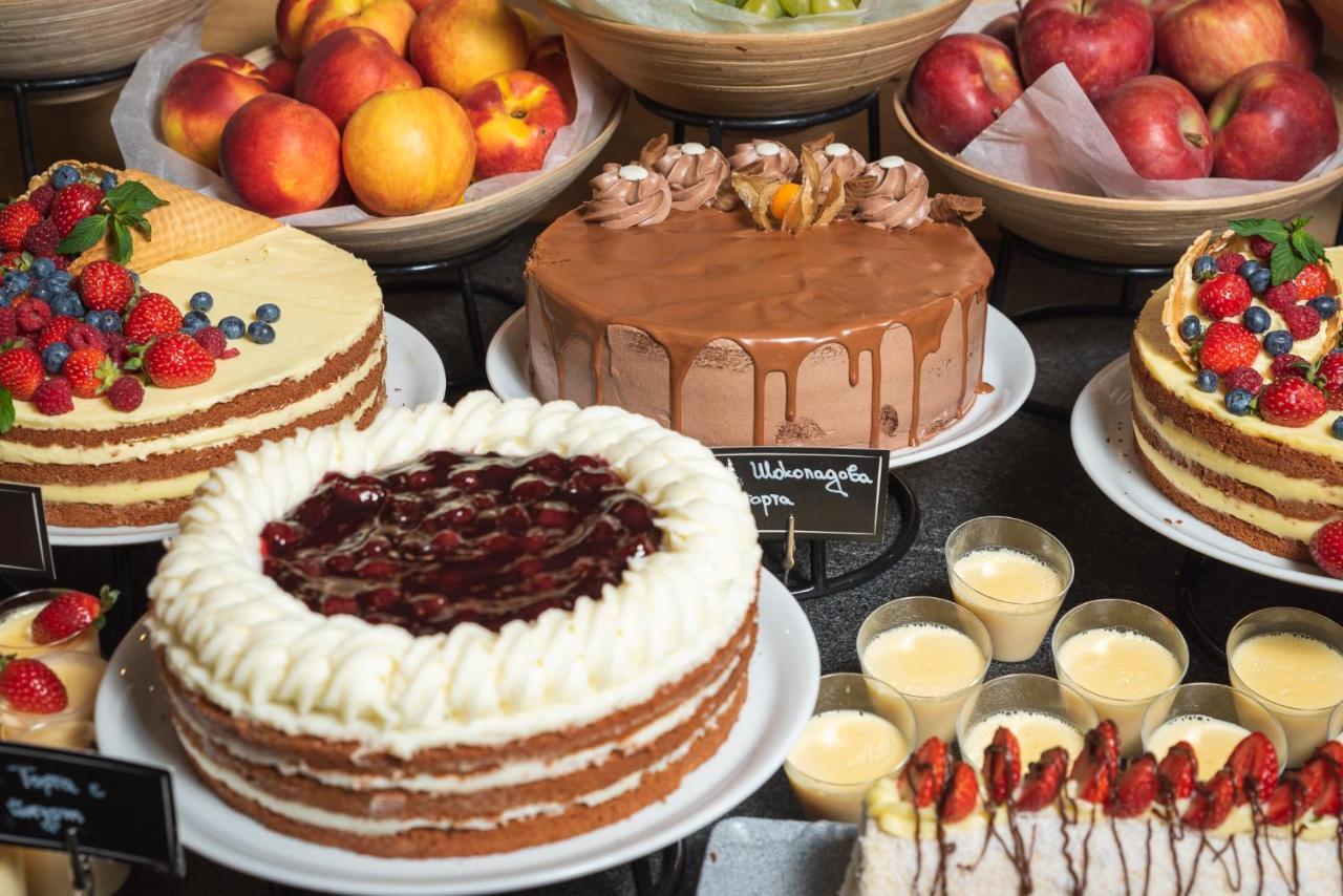 Hotel Arte Spa & Park Velingrad Eksteriør billede A selection of cakes