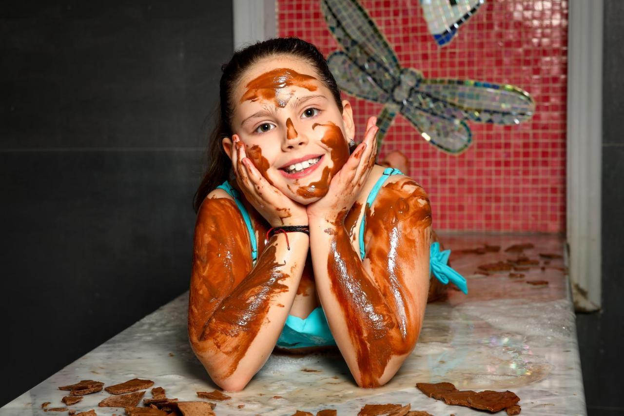 Hotel Arte Spa & Park Velingrad Eksteriør billede A woman covered in chocolate